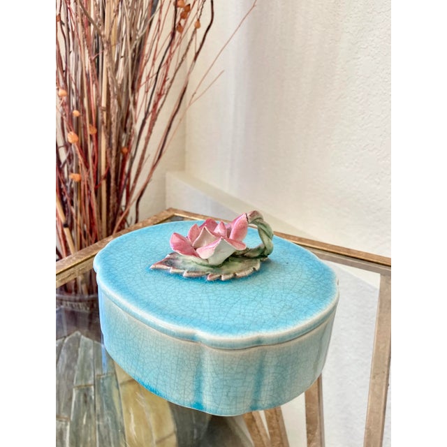 1930s Circa 1930 Robertson Pottery Hollywood Whatnot Lidded Box For Sale - Image 5 of 13