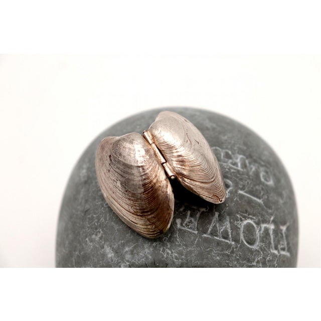 Silver Clam-Shaped Pill Box, in Good conditions. Designed 1980 to 1989