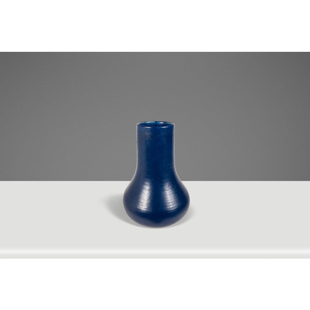 1980s Mid-Century Modern Contemporary Oversized Powder-Blue-Glazed Studio Craft Ceramic Vase, Usa, C. 1980s For Sale - Image 5 of 18