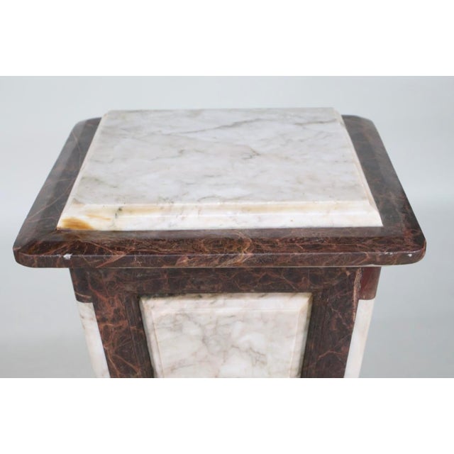 Pair of Early 20th Century Neoclassical Variegated Marble Pedestals, 31.5" For Sale - Image 9 of 12