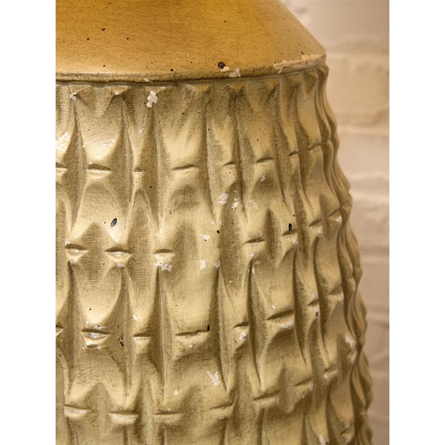 Vintage Brutalist Textured Ceramic Table Lamp With Geometric Relief For Sale In Los Angeles - Image 6 of 8