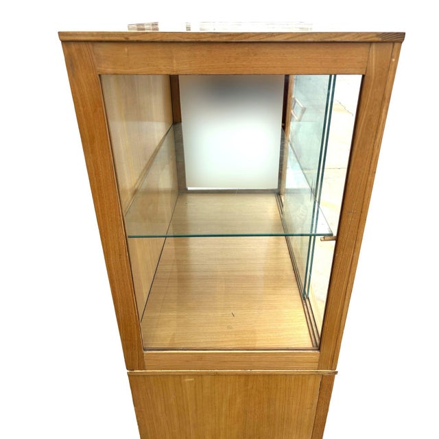 1950s Mid Century Birch Curio Cabinet W/ Bronze Pulls For Sale - Image 4 of 7