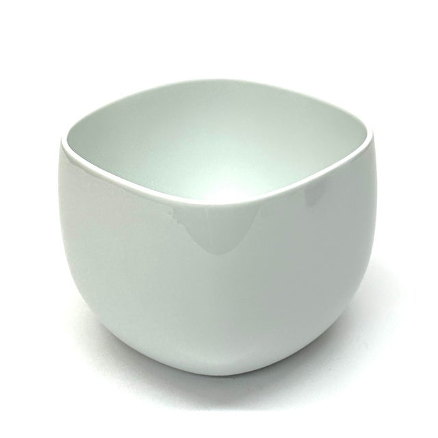 White porcelain bowl. This stunning white ceramic "Suomi" serving bowl by Timo Sarpaneva for Rosenthal Studio-Line. A...
