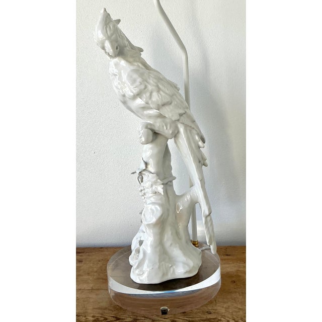 Mid-Century Modern Vintage Regency Glazed Ceramic Ceramic Cockatoo Lamp For Sale - Image 3 of 8