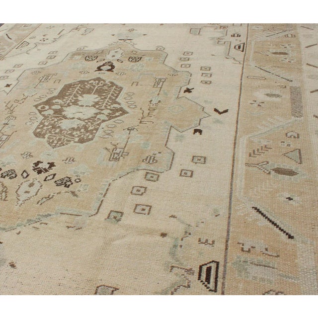 Ivory Vintage Turkish Oushak Rug in Soft Cream With Faded Taupe and Subtle Sky Blue For Sale - Image 8 of 10