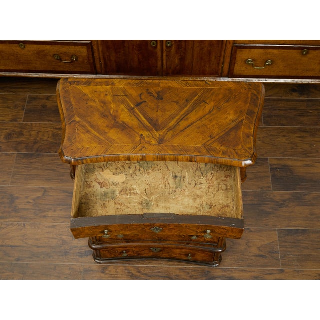 Early 19th Century Petite Italian 1820s Walnut Five-Drawer Commode with Butterfly Veneer For Sale - Image 5 of 10