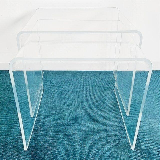 White Mid-Century Italian Space Age Acrylic Glass Nesting Tables, 1970s, Set of 2 For Sale - Image 8 of 9