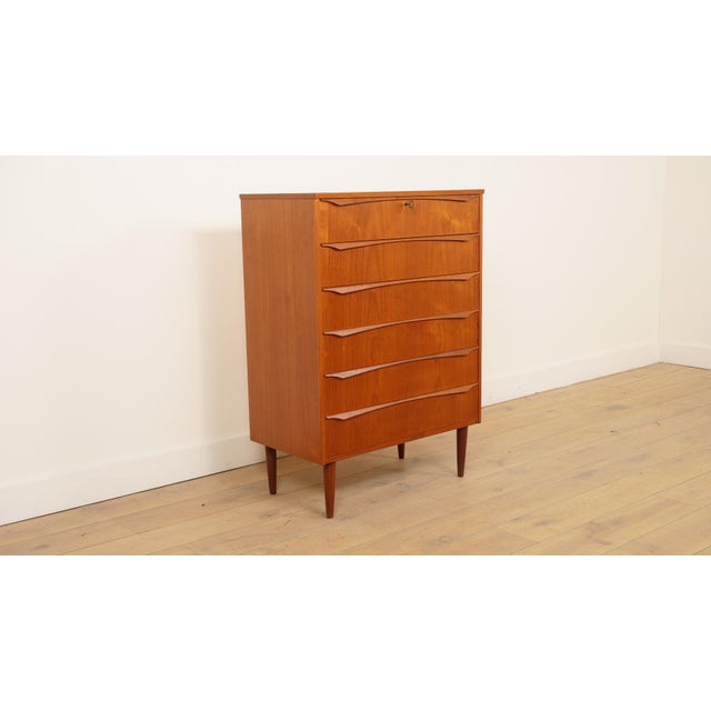 This characterful vintage chest of drawers exudes the spirit of Scandinavian design from the mid-century modern period....