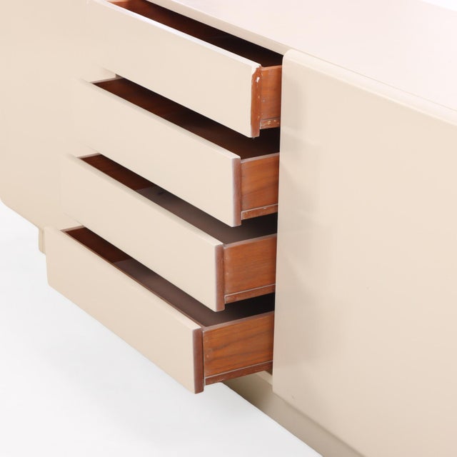 A Mid-Century Modern Cream Lacquered Sideboard, C 1960. For Sale - Image 4 of 6