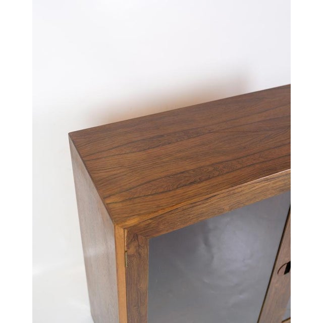 Display cabinet/cabinet in rosewood, created in Danish design from the 1960s. The cabinet combines elegant storage with...