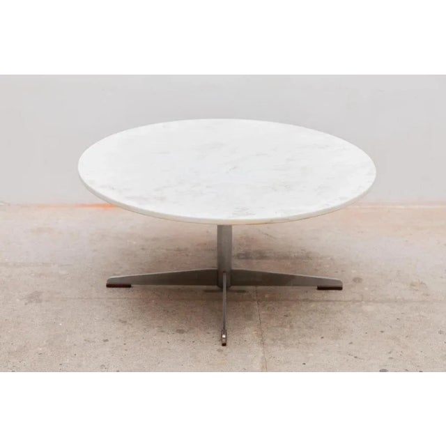 Round Carrara marble coffee table in style of Florence Knoll for Knoll. This design is an architectural classic with the...