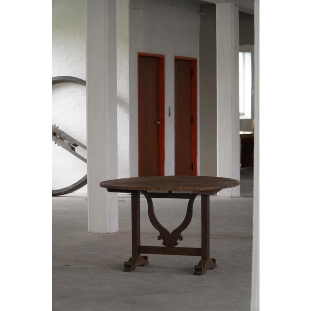 French Round Vigneron Tilt-Top Table in Oak with Carved Details, 19th Century For Sale - Image 12 of 18