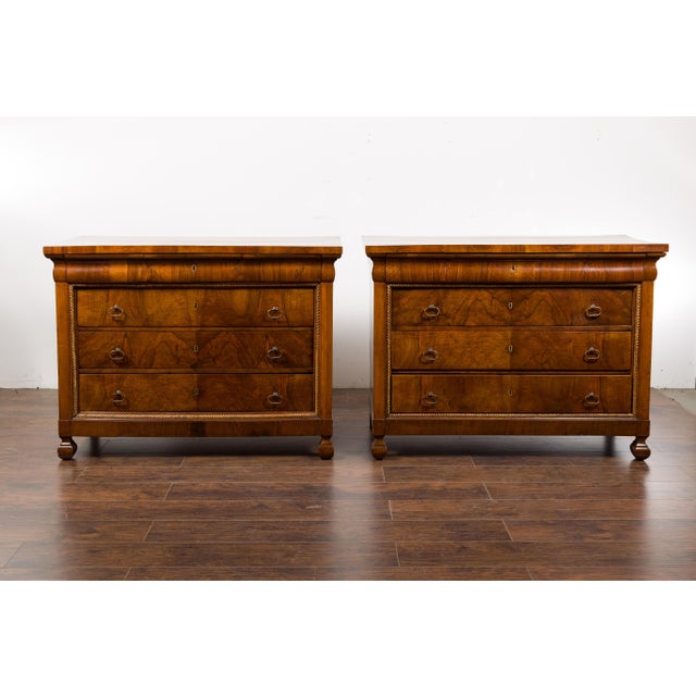 Pair of Italian 18th Century Walnut Four-Drawer Commodes with Bookmatched Veneer For Sale In Atlanta - Image 6 of 12