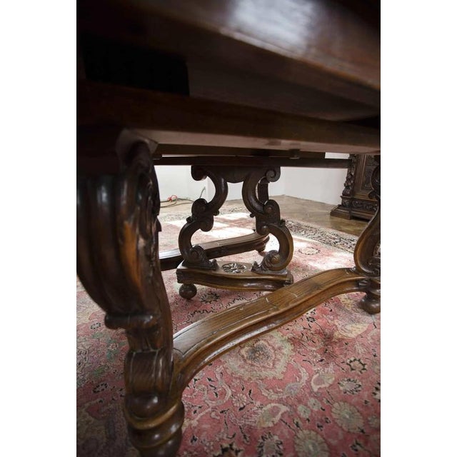 Antique dining table from the second half of the 19th century in the Louis XV style. Solid oak. An ingenious folding...