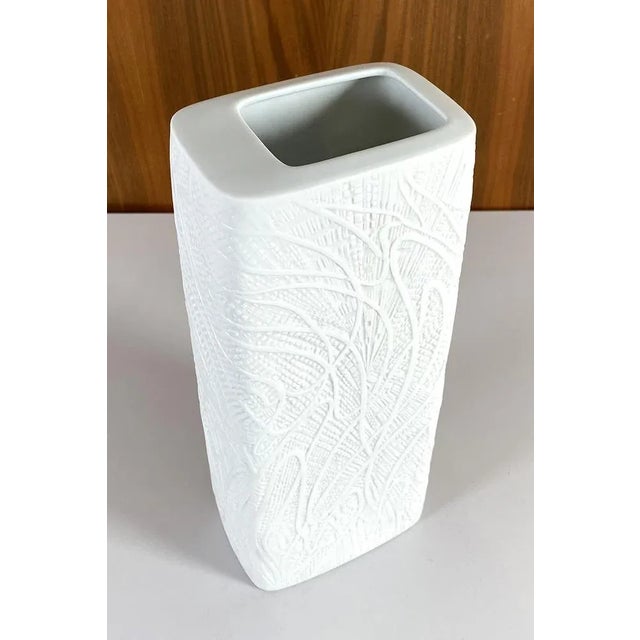 Rectangular Rosenthal vase with beautiful details. In good vintage condition. Measurements H. 28 cm; B. 11,5 cm; D. 8 cm....