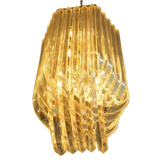 1950s Large MCM Hollywood Regency Sculptural Lucite & Gold Tone Loop Ribbon Chandelier For Sale - Image 5 of 6