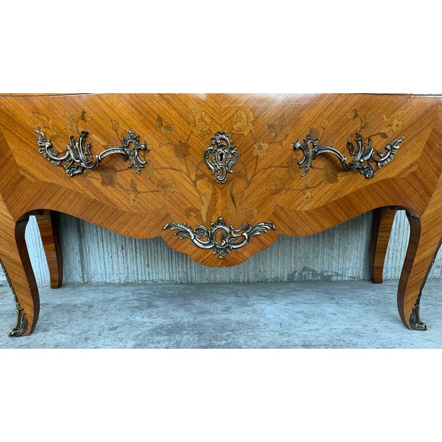 Early 20th Century French Louis XV Style Fine Kingwood and Marquetry Ormolu Mounted Bombe Commode For Sale - Image 12 of 18