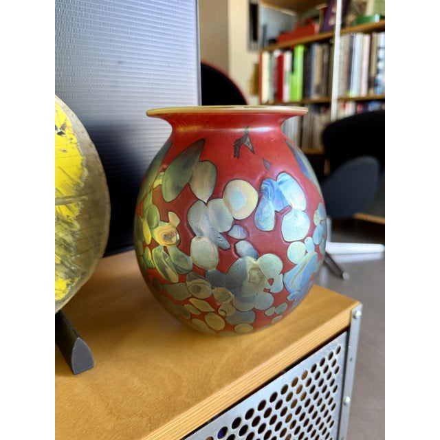 Robert Eickholt Robert Eickholt 2006 Signed Strawberry Iridescent Studio Art Glass Vase For Sale - Image 4 of 14
