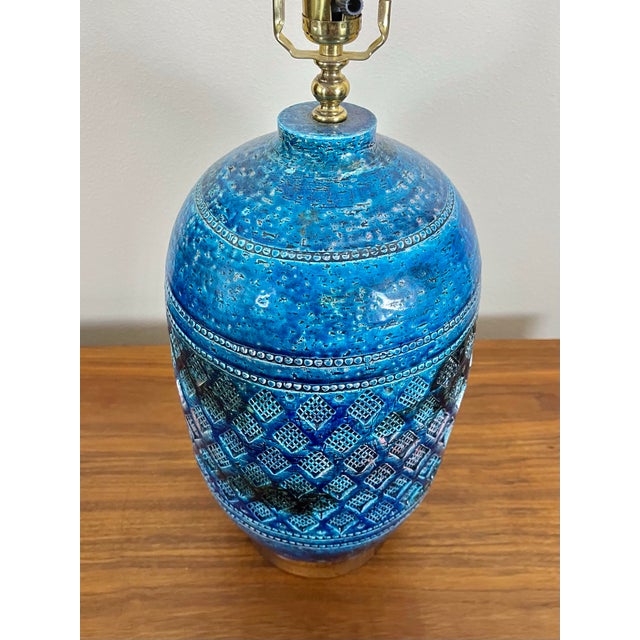 Wood The Classic Rimini Blue Ceramic Table Lamp | Style of Aldo Londi for Bitossi For Sale - Image 7 of 10