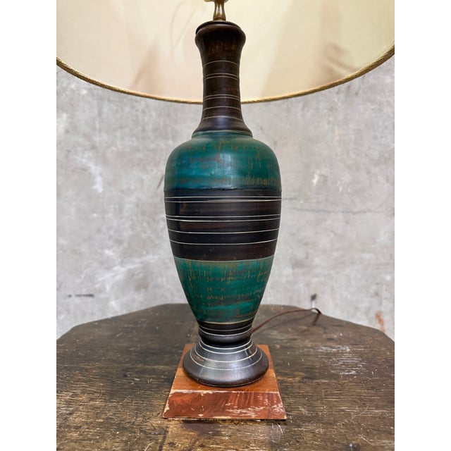 1960s Vintage Mid Century Ceramic Table Lamp Teal Green Banded Burlap Shade For Sale - Image 5 of 10