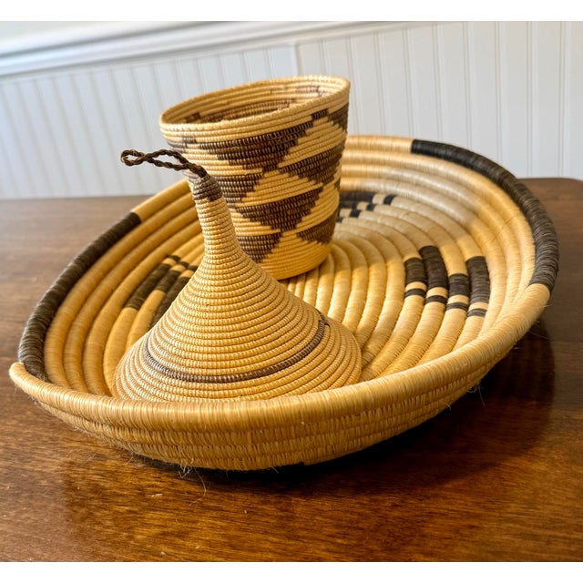 Beige Rwandan Tutsi Woven Basket With Large Tray For Sale - Image 8 of 12