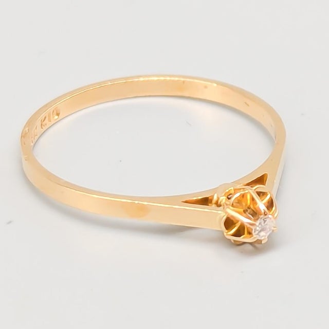 Solitaire Ring in Gold with Diamond For Sale - Image 3 of 4