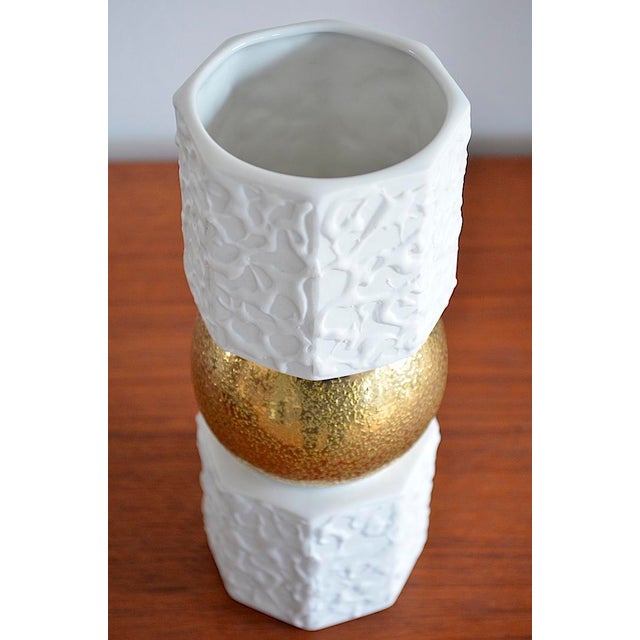 Porcelain bubble vase from the 1970s by Prozellan Mannfaktur Royal KPM - White porcelain with a matt surface with a gold-...