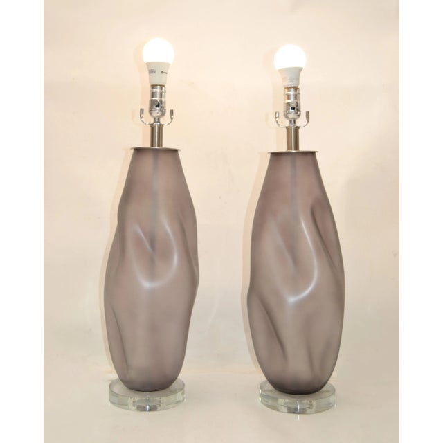 Murano Murano Style Mid-Century Modern Gray Blown Art Glass Table Lamps Acrylic Base, Pair For Sale - Image 4 of 13