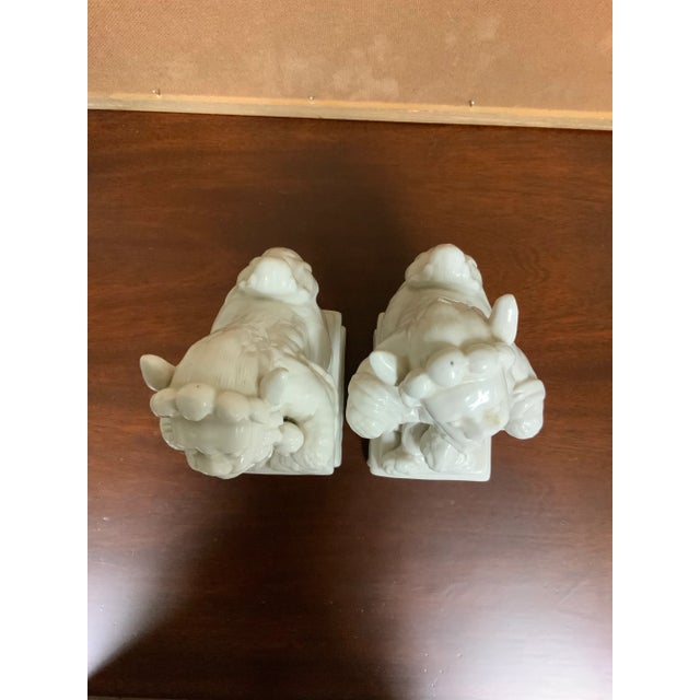 Ceramic Pair of Mid Century Blanc De Chine, White Foo Dogs / Lions - Palm Beach Regency- Chinoiserie Decor - Bookends / Figurines For Sale - Image 7 of 7