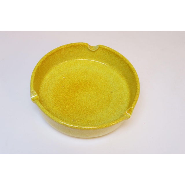 Raymor ceramic round ashtray/decorative bowl in vibrant yellow glaze (ca. 1960s, Italy). Very good, vintage condition with...