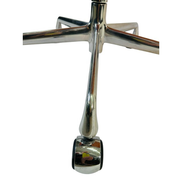 2000 - 2009 Herman Miller for Eames Executive Height Aluminum Group Chair in Orange Leather For Sale - Image 5 of 7