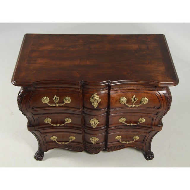 Antique French Commode in Walnut, 1740 For Sale - Image 16 of 18