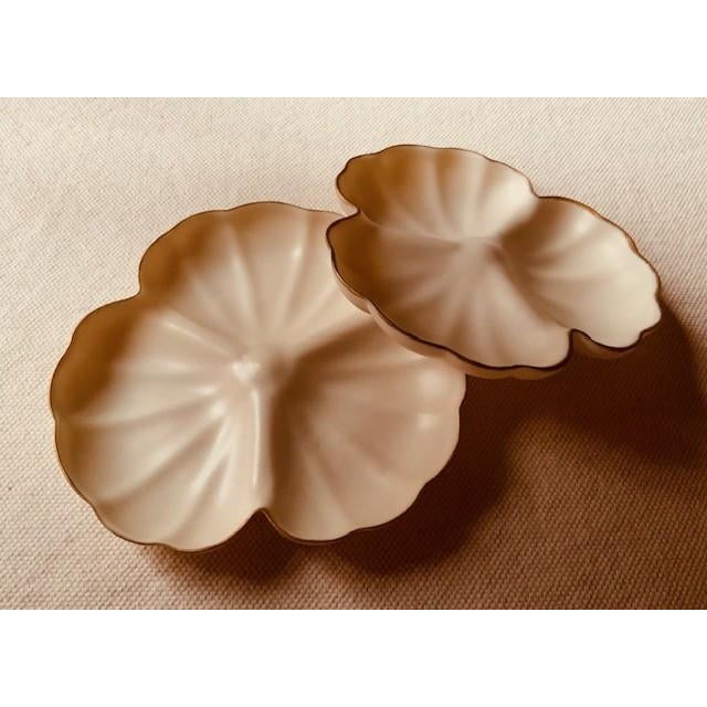Pair of Late 19th Century Attributed to Belleek Porcelain Oyster Plates With Gilt Lily-Form Edge For Sale - Image 18 of 18