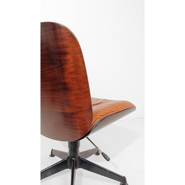 1960s Cognac Leather and Rosewood Desk Chair attributed to Ico Parisi for MiM Roma, Italy, 1960s For Sale - Image 5 of 18