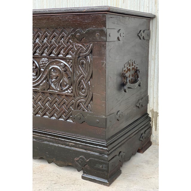 Mid 19th Century Spanish Baroque Walnut Trunk with Handcarved Decoration For Sale In Miami - Image 6 of 18