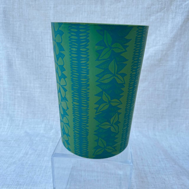 American 1960s Tiki Hawaiian-Style Blue and Green Wastebasket For Sale - Image 3 of 9