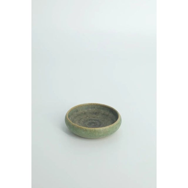 1960s Small Mid-Century Scandinavian Modern Collectible Sand Brown Stoneware Bowls by Gunnar Borg for Gunnars Keramik Höganäs, 1960s, Set of 2 For Sale - Image 5 of 7