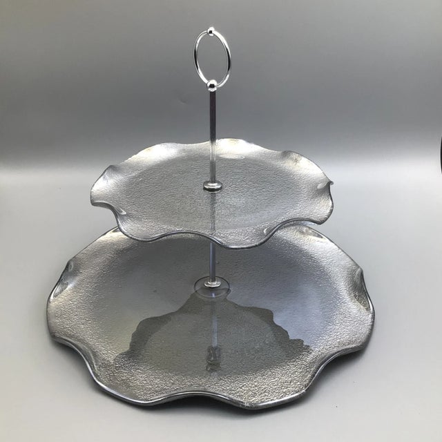 Dorothy Thorpe Style Glass 2 Tiered Serving Tray With Textured Silver Bottoms and Ruffled Edge For Sale In Sacramento - Image 6 of 13