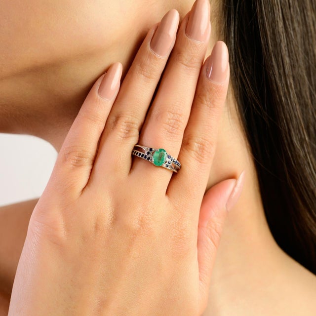 Modernist 7X5mm Oval Emerald Split Shank Silver Ring With September Birthstone - Size 6 For Sale - Image 4 of 11