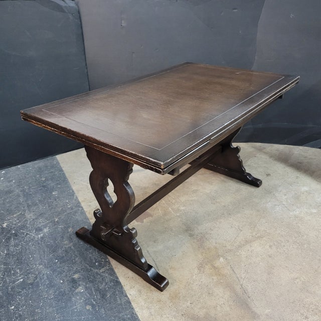 This English Oak Trestle Base Drawerleaf Dining Table is perfect for a breakfast or dining room. the extra leaves pull out...