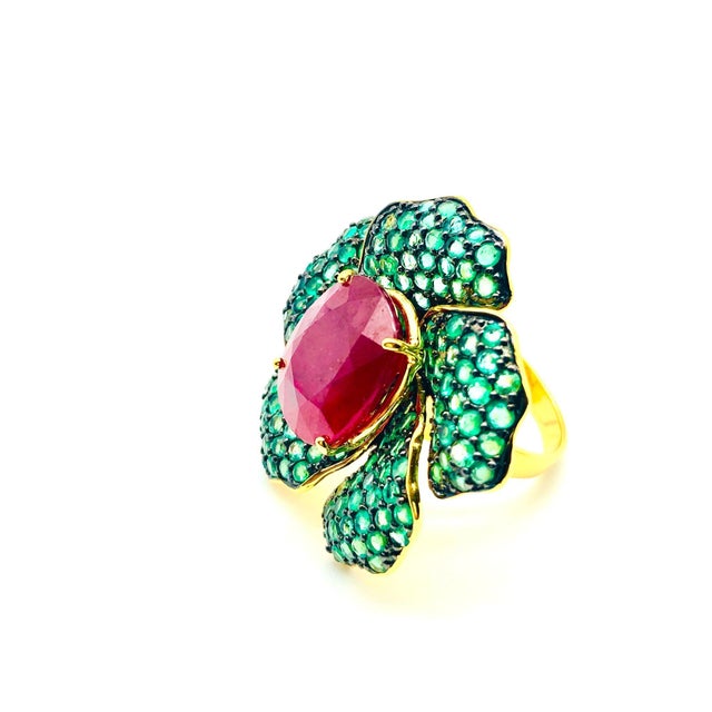 Early 21st Century Bochic "Orient" Vintage Ruby & Emerald Flower Ring Set In 18K Gold & Silver For Sale - Image 5 of 18
