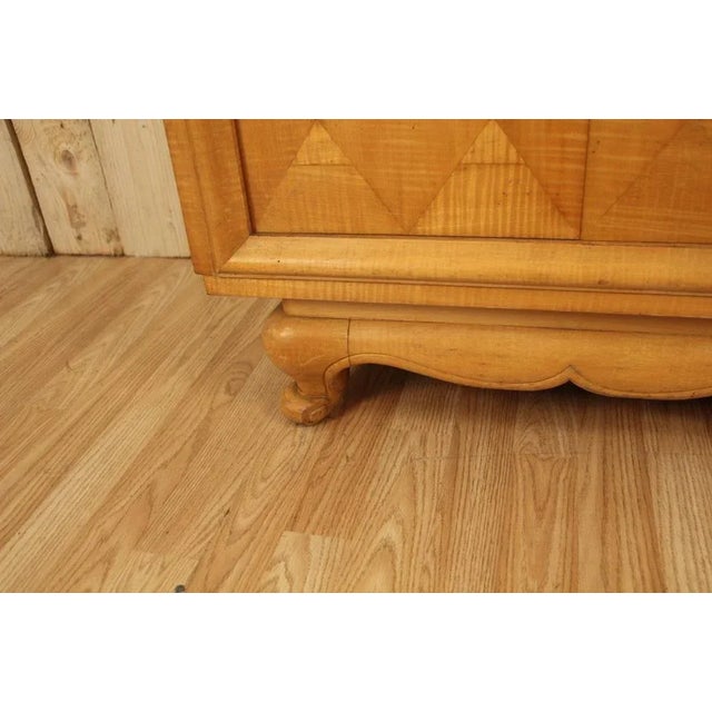 Art Deco Showcase in Ondé Sycomore, 1930s For Sale - Image 6 of 10