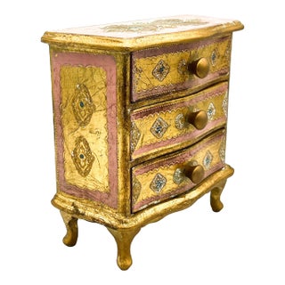 Mid Century Italian Florentine Pink & Giltwood Jewelry 3-Drawer Chest Box – Rococo / Hollywood Regency For Sale