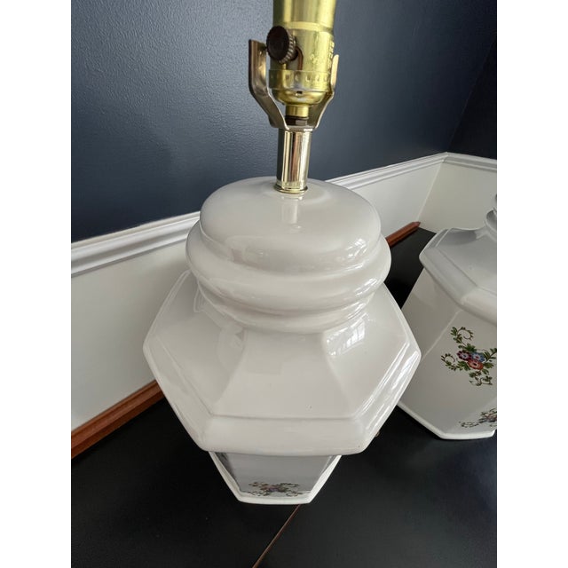 Vintage White Ceramic Hexagonal Ginger Jar Lamps Grand Millenial For Sale - Image 11 of 11