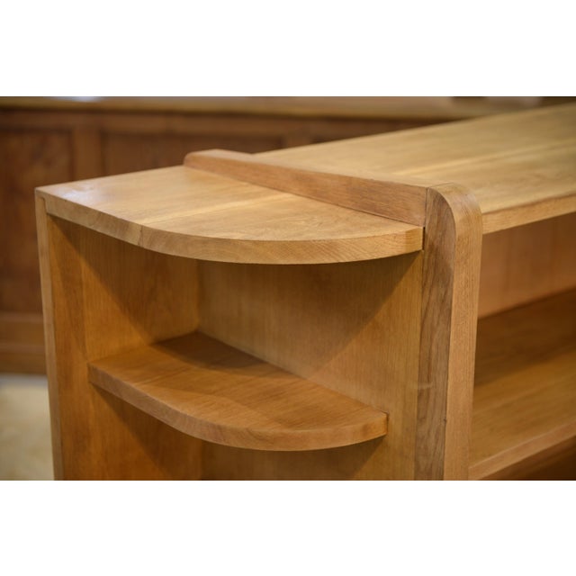 A superb solid oak shelf with an architectural design typical of the 1940s: clean lines, generous volumes, and rounded...