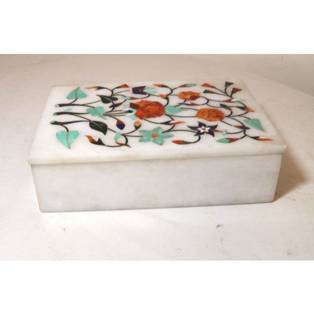 Vintage Handmade Indian Agra Marble Inlaid Stone Marquetry Lapis Turquoise Box For Sale In New York - Image 6 of 10