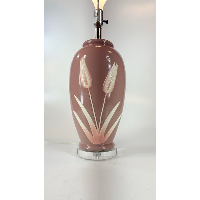 L & W Lamps 1980s Mid Century Modern Fuchsia Pink Tulip Ceramic & Lucite Table Lamp For Sale - Image 4 of 12