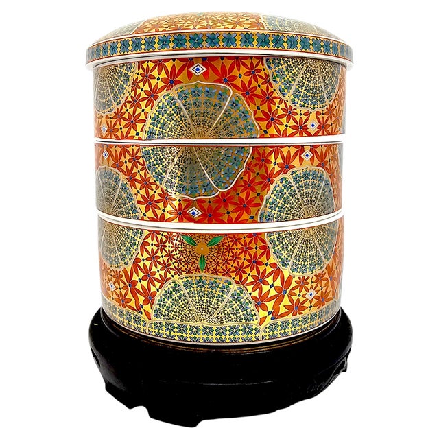 1970s 1970s–1980s Kozan Maehata Mino Ware Three-Tier Gilt Porcelain Jubako With Stand For Sale - Image 5 of 8