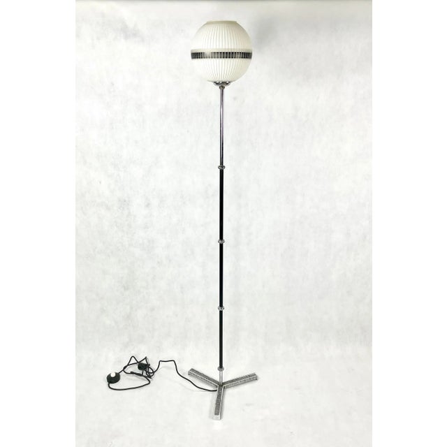 Lampa produkcji niemieckiej z lat 60. Całość zachowana w bardzo dobrym stanie. Up to 250V (Europe/UK Standard).The wiring...