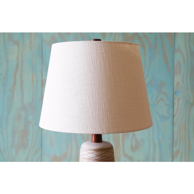 1960s 1960s Gordon and Jane Martz M85 Lamp for Marshall Studios Matte White Tan Incised Decoration For Sale - Image 5 of 14
